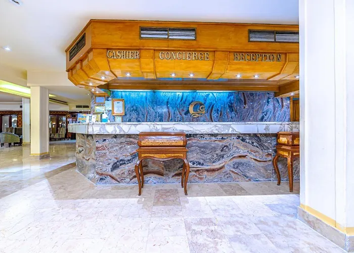 The Grand Hotel, Otel