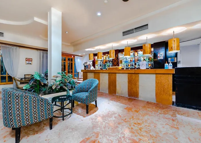 The Grand Hotel, Otel