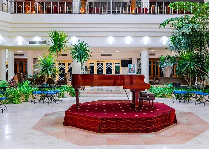 The Grand Hotel, Otel